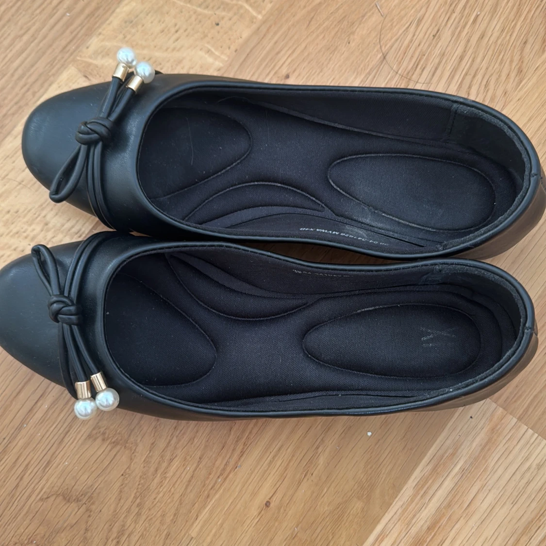 Svarta ballerinaskor med pärldetalj - 1