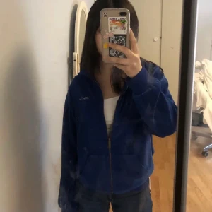 Zip hoodie - En zip hoodie från miss fiori i velour och i storlek m 💗