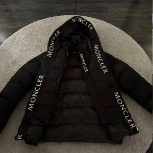 Letar efter denna jacka! ÄKTA  - Letar efter denna jacka om någon har så är det bara o komma i dm. Helst kvitto annars köper jag ej om den inte är i topp skick! Storlek S