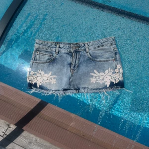 Jeans kjol💕 - Fin omsydd kort jeans kjol med broderi blommor på💕 Ltb Shorts👉🏻kjol