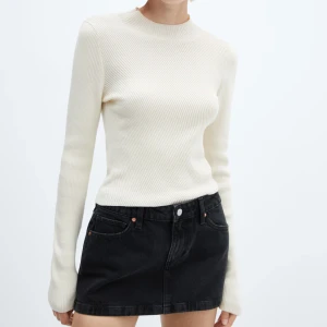 Svart jeanskjol med lågmidja - Svart kort jeanskjol med lågmidja🖤 Köpte online men glömde returnera så det var försent:/ Den är helt helt ny o har kvar lappen o allt!