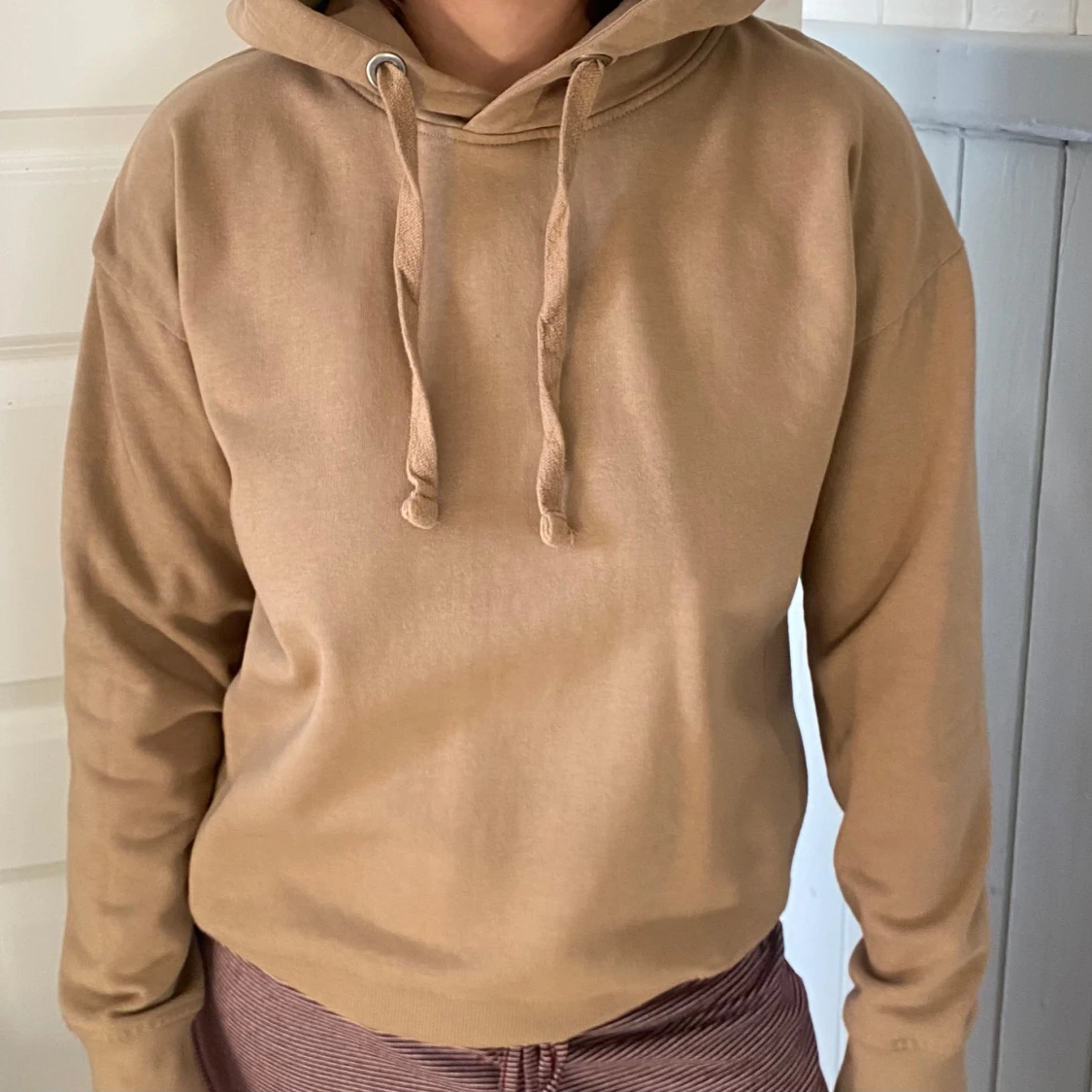 Beige hoodie med huva och snörning