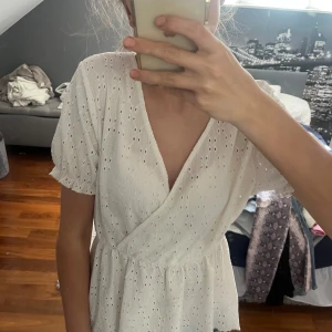 Vit omlottblus med broderade hål - Super fin blus som jag köpte på Sellpy men bara använt några gånger. Perfekt till sommaren! 😍