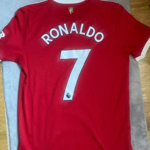 Ronaldo tröja  - Cristiano Ronaldo tröja säsong 2022 tröja köpt för 1100kr på unisport mitt pris 149kr kom gärna med egna förslag ☺️
