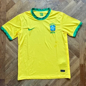 Brasilien hemmatröja 2020, storlek M - Helt ny, aldrig använd. Perfekt till sommaren. Storlek M, funkar även som L.  Hör av dig vid frågor eller fler bilder !☀️