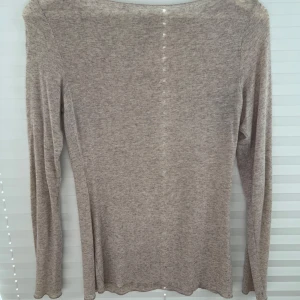 Beige intimissmi tröja - Fin, enkel intimissmi tröja som är använd väldigt lite säljes💗