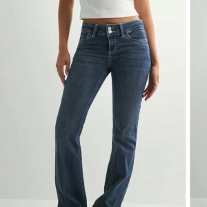 Blå bootcut jeans - Säljer dessa snygga blå bootcut jeans! Börjar bli för små därför jag säljer! Nypris 600 mitt pris 399!