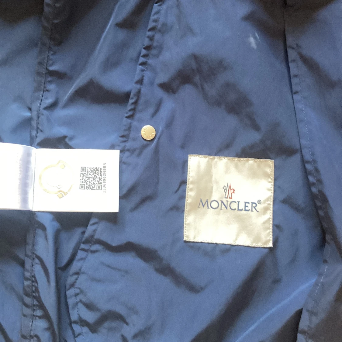 Blå vindjacka från Moncler med huva - 1