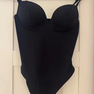 Svart body - Snygg svart body från Missguided med vadderade kupor och smala axelband. Lik den slutsålda från H&M, passar XS/S beroende på din kupstorlek🤍🐆