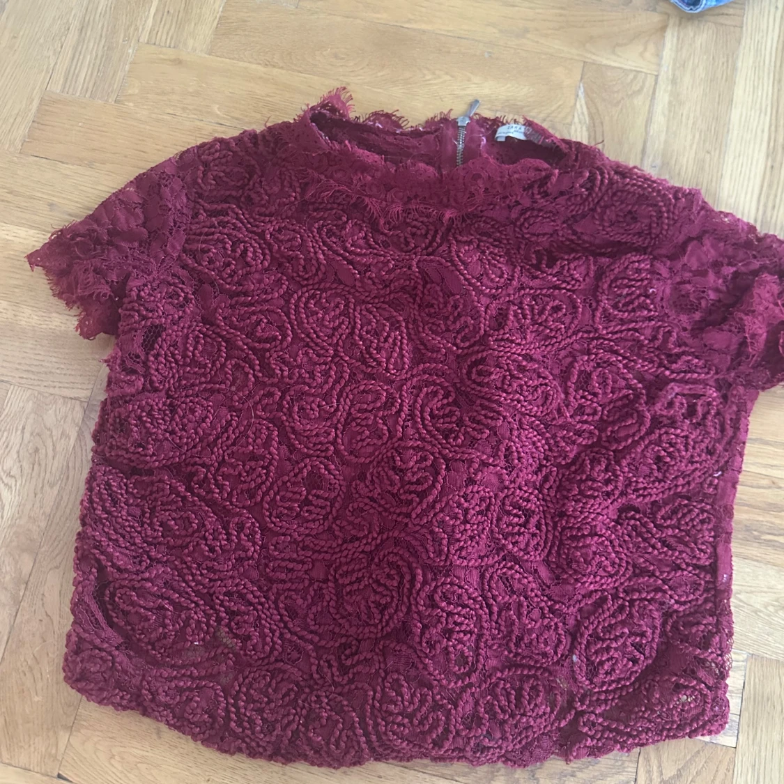 Vinröd spetsblus med dragkedja - 2