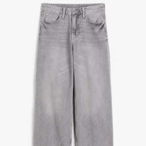 Gråa wide jeans med hög midja - Jag ursärktar för dåliga bilder men skriv så skickar jag fler/bättre :) Säljer ett par gråa jeans med ganska  hög midja och ganska breda ben. De är använda fint så inga märken som tyder på användning :) Jeansen har klassisk femficksdesign, bälteshällor och stängs med dragkedja och knapp. 