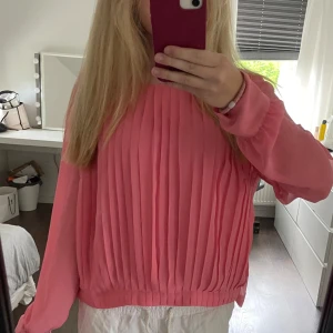 rosa blus💗 - Säljer en superfin rosa blus med knäppning längs hela ryggen💞