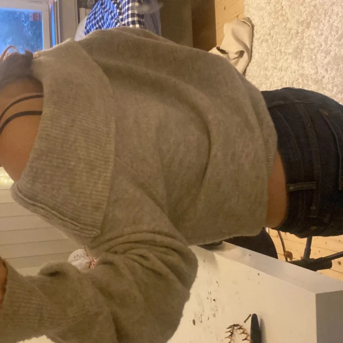 Grå offshoulder stickad tröja - 1