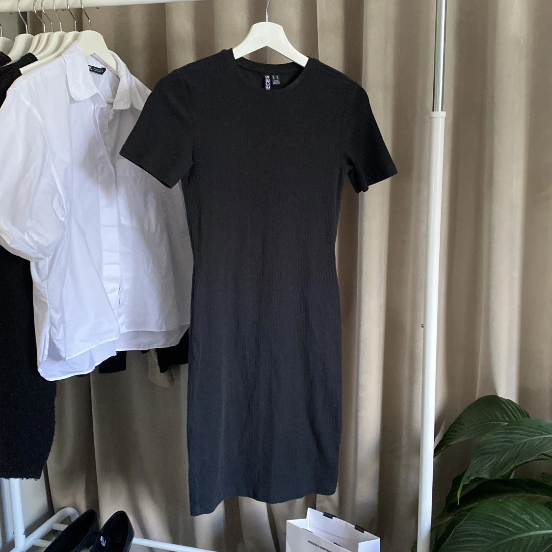 Svart tight kortklänning