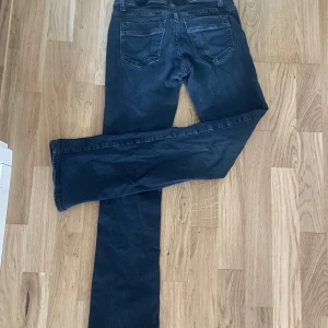 LTB Valerie bootcut jeans svarta - Helt slutsålda och eftertraktade svarta jeans från LTB, modell Valerie, med bootcut och låg midja. Klassisk femficksdesign och snygg tvätt, jeansen har en midnattsblå underton som är väldigt snygg. Storlek:25/32