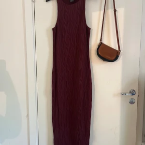 Röd klänning från gina  - Så fin röd maxiklänning från Gina Tricot i storlek S. Endast använd en gång. 