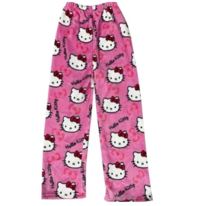 Hello kitty mjukis byxor - Jätte sköna och fina mjukis byxor ifrån shein, aldirg använda fick hem de för typ en vecka sen men de var tyvärr för korta. I storlek L men sitter som storlek S därav väldigt små i storlek. Jätte skönt material och bra kvalitet. Kontakta mig vid egna bilder/ frågor💞
