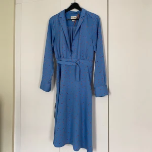 Klänning  - Superfin klänning från Holly & Whyte, använd enstaka gång så väldigt fint skick☺️ Strl 34 men passar även 36!