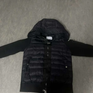 Svart pufferjacka från Moncler - Moncler cardigen storlek S passar även XS möts bara i göteborg
