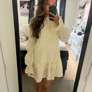 Ljusgul blommig kortklänning med volang - Supersöt ljusgul klänning.Använd 1 gång  