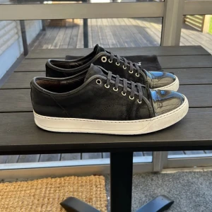 Lanvins  - Säljer svarta lanvin skor med glans.  Storlek passar 42-42 och skicket är 7,5-8.          Hör av er med frågor!☺️