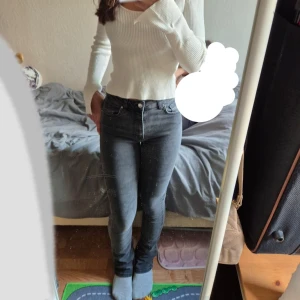 Gråa bootcut jeans - Säljer ett par gråa bootcut jeans från Gina Tricot i storlek 36. De är högmidjade med klassisk femficksdesign och har en snygg, tight passform som framhäver benen. Jeansen är i stretchigt material och passar perfekt till en trendig vardagslook.
