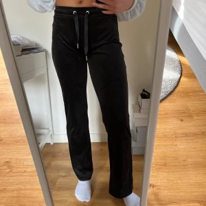 Svarta byxor med snörning - Snygga svarta velourbyxor med hög midja och snörning i midjan. Byxorna har en rak passform och är perfekta för en avslappnad stil. De är tillverkade i ett mjukt material. Dessa är lite för små på mig så de är nog snyggare på nån som är kortare än 170 cm 🤍