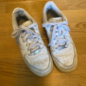 Vita sneakers från Nike - Vita Nike airforce använda men fortfarande i bra skick! Gör rent dom innan dom ska skickas.