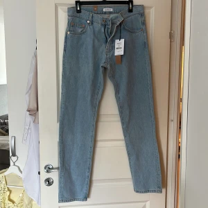 Blå jeans från Woodbird - Snygga ljusblå jeans från Woodbird i modellen Doc Brando. De har en klassisk femficksdesign och raka ben. Perfekta för en avslappnad stil.