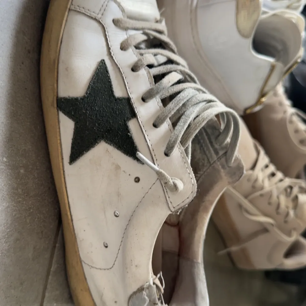 Säljer ett par vita golden goose i tråkigt skick, går möjligtvis att laga det mesta hos en skräddare. Nypris 6400kr. Kengät.