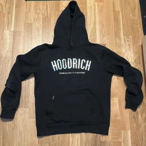 Svart Hoodrich hoodie - Säljer en svart hoodie från Hoodrich med texten 'FROM NOTHING TO SOMETHING' tryckt på framsidan. Strl M. Pris går att diskutera.