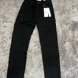 Svarta jeans från Bershka - Snygga svarta jeans från Bershka med hög midja och rak passform. 