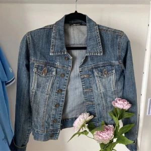Blå jeansjacka från Seriously - Snygg blå jeansjacka från Seriously i storlek XS. Jackan har en klassisk design med knappar framtill och två bröstfickor med lock. Perfekt för en avslappnad stil.💓