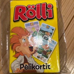 Rölli korttipeli - Muutamaan kertaan pelattu rölli korttipeli. Paketti hieman kulunut, kortit edelleen hyvässä kunnossa. Jokaista perhettä pitäisi olla 4kpl mutta yhdestä perheestä puuttuu yksi.  Kissatalous MMM, lisätietoja saa kysymällä mikäli hinta ei miellytä tarjoa rohkeasti Katsothan myös muut ilmoitukseni 