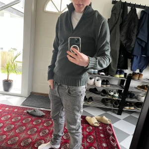 Mörkgrön halvzip  - Dressman tröja knappt använt perfekt nu till våren