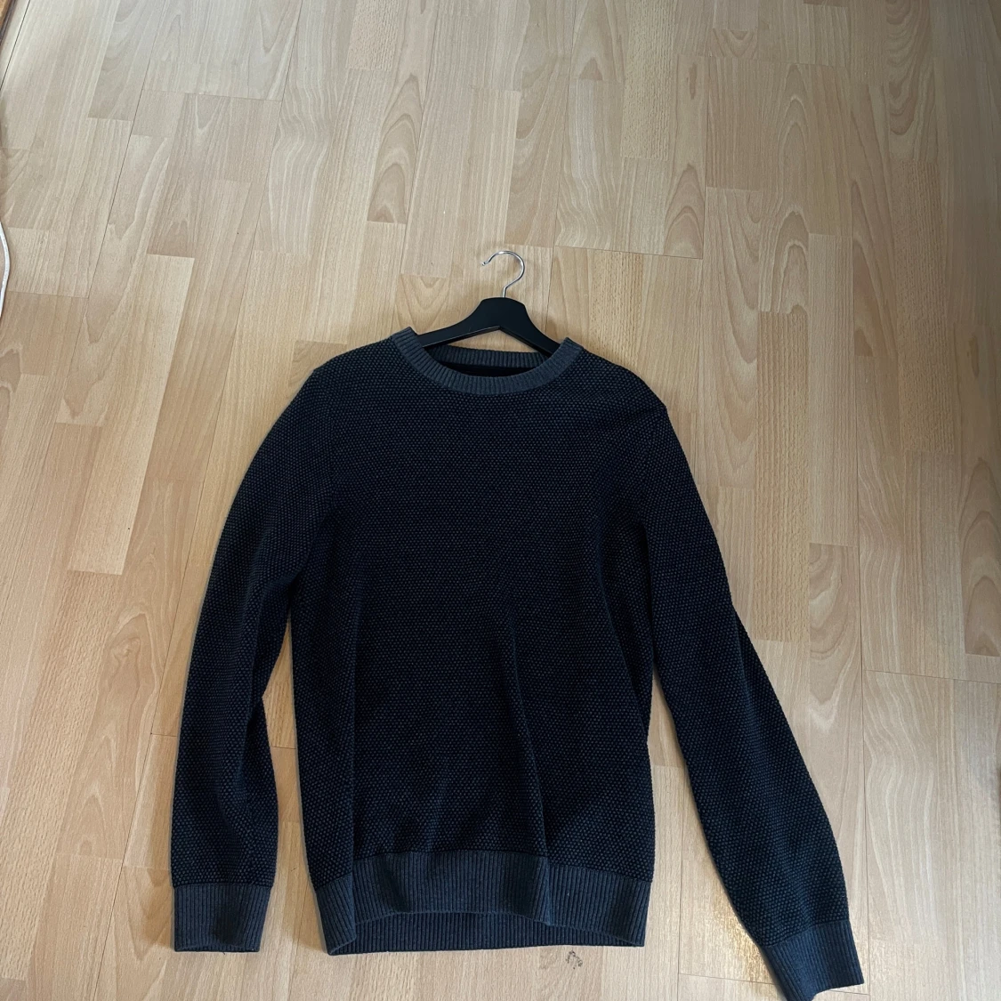 Svart stickad tröja - 1