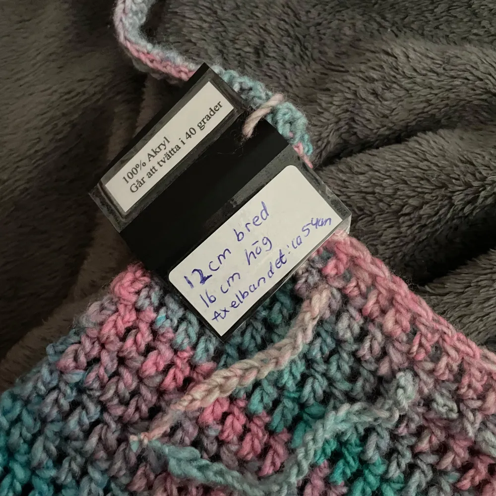 Säljer en unik handgjord virkad mobilväska/axelväska i flera färger som rosa, blå och grå. Väskan har en praktisk dragsko och en etikett med texten 'Hand made with Love'. Perfekt för en personlig touch till din outfit. Väskan är: Bred: 12cm Hög: 16cm Axelbandet: ca 54cm Den är helt ny gjord, så aldrig använd. Virkningen är en del utav min återhämtning i min utmattning, vilket också kommer göra att det lär bli en hel del olika virkade alster här hemma som gärna vill hitta ett nytt hem. Laukut & Käsilaukut.