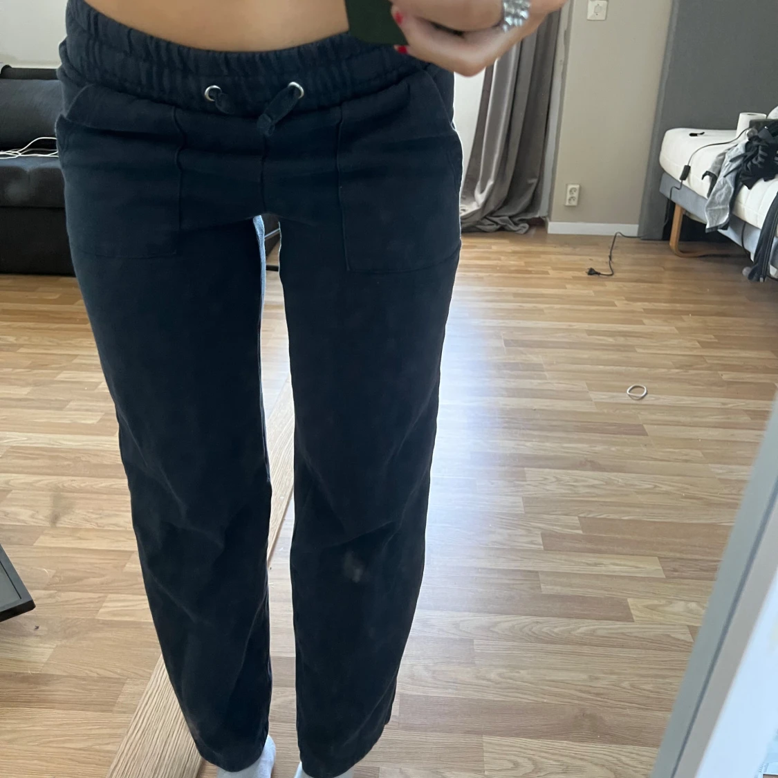 Svarta mjukisbyxor med dragsko