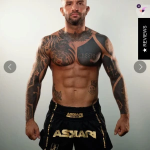 Thai boxnings shorts - Thai boxnings shorts från Askari, storlek M, bra skick på de förutom att ett hål på fjärde bilden. Har använts ett fåtal gånger, inga fläckar eller illa luktande. Hör av dig om mer frågor/bilder