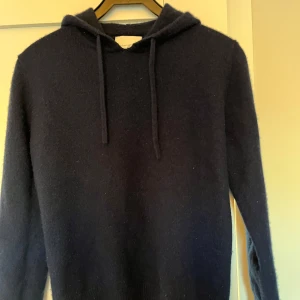 Mörkblå hoodie - Kashmir hoodie från A Days March | Gott skick utan defekter. | Storlek S | Nypris 2500 kr | Mitt pris: 550 kr | Skriv vid minsta fråga eller fundering!