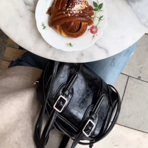 Zara väska - Ass najs väska från zara!! Varsamt använd 🫰🏼🫰🏼🫰🏼🫰🏼🫰🏼😚😚😚Skriv för fler bilder 