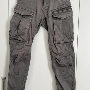 Grå cargobyxor från G-Star RAW - Snygga grå cargobyxor från G-Star RAW. Storlek 28/32
