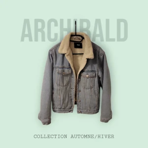 Grå jeansjacka med teddyfoder från Archibald - Snygg grå jeansjacka från Archibald med mjukt teddyfoder. Jackan har en klassisk krage och knappar framtill samt på bröstfickorna. Perfekt för höst och vinter.