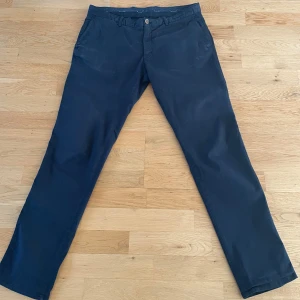 Mörkblå chinos från Massimo Dutti - Slim fit, storlek 32/32, bra skick