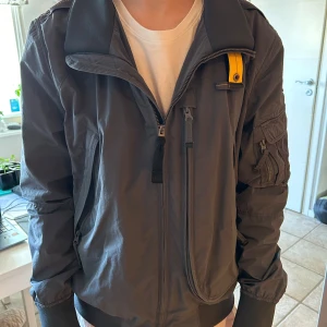 Grå jacka från Parajumpers - Riktigt snygg parajumpers jacka. I stort sätt oanvänd. Perfekt nu till våren och i höst. Pris går att diskuteras