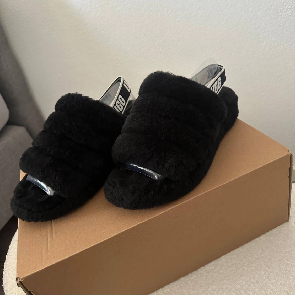 Svarta fluffiga tofflor från UGG - 1