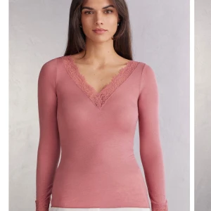 Beige topp med spetsdetaljer från H&M - Säljer en söt beige topp från H&M med vackra spetsdetaljer över axlarna och bröstet. Toppen har korta ärmar och en offshoulder-design som ger en romantisk touch. Perfekt för att piffa upp garderoben! 🌸