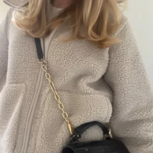 !!INTRESSEKOLL!! Beige teddyjacka - Slutsåld beige teddyjacka med dragkedja framtill. Super snygg och jättemysig! Perfekt för våren och sommarkvällar💕