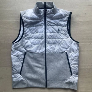 Ralph Lauren väst - Säljer nu en riktigt fräsch väst från Ralph Lauren. Västen är i toppenskick 9/10, och inga defekter förekommer! Storlek Medium. Hör av dig vid intresse! 💫