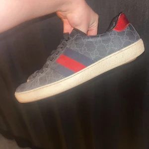 Gucci skor - Säljer nu ett par riktigt feta Gucci skor i storlek 40, men passar 41. Skorna är i riktigt bra skick. Dustbag och original box följer även med till skorna. Priset är inte hugget i sten. Finns även fler bilder om det behövs och ställ gärna frågor om ni undrar något.